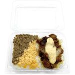 セブンイレブンのチキン南蛮＆鶏そぼろ弁当を比較する。税込価格：572円、カロリー：873kcal、1円あたりカロリー：1.53kcal/円、たんぱく質：30.3g、1円あたりたんぱく質：0.05g/円、脂質：32.8g、炭水化物：115g、糖質：113.3g、食物繊維：1.7g、食塩相当量：4.6g。鶏のから揚げに南蛮タレとタルタルソースをかけたチキン南蛮と、優しい味わいの鶏そぼろと玉子を盛り付けたご飯のお弁当です。アレルギー：卵、乳、小麦。