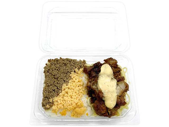 セブンイレブンのチキン南蛮＆鶏そぼろ弁当を比較する。税込価格：572円、カロリー：873kcal、1円あたりカロリー：1.53kcal/円、たんぱく質：30.3g、1円あたりたんぱく質：0.05g/円、脂質：32.8g、炭水化物：115g、糖質：113.3g、食物繊維：1.7g、食塩相当量：4.6g。鶏のから揚げに南蛮タレとタルタルソースをかけたチキン南蛮と、優しい味わいの鶏そぼろと玉子を盛り付けたご飯のお弁当です。アレルギー：卵、乳、小麦。