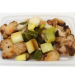 セブンイレブンの焼きねぎと炭火焼鳥しおを比較する。税込価格：462円、カロリー：153kcal、1円あたりカロリー：0.33kcal/円、たんぱく質：20.2g、1円あたりたんぱく質：0.04g/円、脂質：6.8g、炭水化物：3.1g、糖質：2.4g、食物繊維：0.7g、食塩相当量：1.7g。焼鳥屋さんで定番人気の炭火焼き鶏モモ肉と相性のいい焼きねぎを組み合わせた、おつまみにもおかずにもなる商品です。アレルギー：小麦。