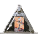 手巻おにぎり 炭火焼銀しゃけ セブンイレブン 炭火で香ばしく焼き上げた銀しゃけを中具にした、パリッとした海苔を巻いて食べる手巻おにぎり。