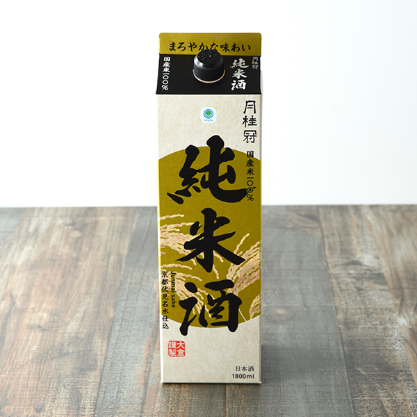 ファミリーマートの純米酒パック 1800mlを比較する。税込価格：1,218円。1637年創業の、京都伏見で最古の酒蔵『月桂冠』が醸造した国産米100％の純米酒です。京都伏見の名水で仕込んだ、柔らかみのあるまろやかな味わいが特徴の純米酒です。 【アルコール度数：14％】。