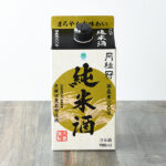ファミリーマートの純米酒パック 900mlを比較する。税込価格：798円。1637年創業の、京都伏見で最古の酒蔵『月桂冠』が醸造した国産米100％の純米酒です。京都伏見の名水で仕込んだ、柔らかみのあるまろやかな味わいが特徴の純米酒です。 【アルコール度数：14％】。
