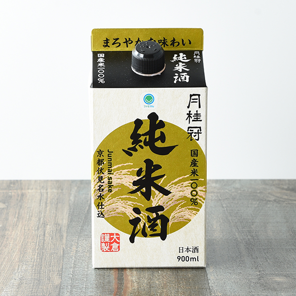 ファミリーマートの純米酒パック 900mlを比較する。税込価格：798円。1637年創業の、京都伏見で最古の酒蔵『月桂冠』が醸造した国産米100％の純米酒です。京都伏見の名水で仕込んだ、柔らかみのあるまろやかな味わいが特徴の純米酒です。 【アルコール度数：14％】。