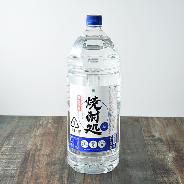 ファミリーマートの焼酎処25° 4Lを比較する。税込価格：1,983円。すっきりとした飲みやすさを実現した、ピュアな味わいが特徴の大容量甲類焼酎です。ジュースや炭酸、水割りなど、好みに合わせた様々な飲み方が楽しめます。 【アルコール度数：25％】。