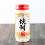 ファミリーマートの焼酎25°カップ 220mlを比較する。税込価格：198円。糖質ゼロ、プリン体ゼロですっきりとしたクリアな味わいが特徴の甲類焼酎です。ロックや水割り、炭酸割りなど、好みに合わせた様々な飲み方が楽しめます。 【アルコール度数：25%】。
