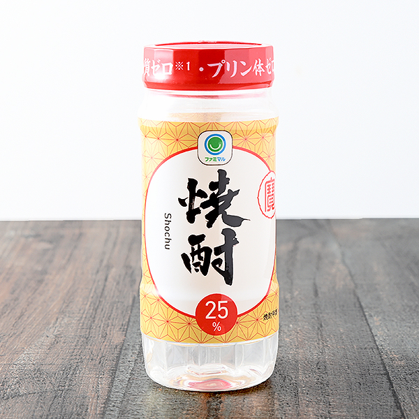 ファミリーマートの焼酎25°カップ 220mlを比較する。税込価格：198円。糖質ゼロ、プリン体ゼロですっきりとしたクリアな味わいが特徴の甲類焼酎です。ロックや水割り、炭酸割りなど、好みに合わせた様々な飲み方が楽しめます。 【アルコール度数：25%】。