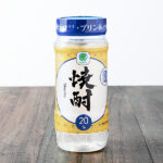 ファミリーマートの焼酎20°カップ 220ml。税込価格：179円。糖質ゼロ、プリン体ゼロですっきりとしたクリアな味わいが特徴の甲類焼酎です。ロックや水割り、炭酸割りなど、好みに合わせた様々な飲み方が楽しめます。 【アルコール度数：20%】。