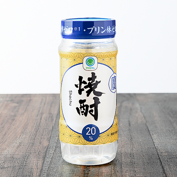 ファミリーマートの焼酎20°カップ 220ml。税込価格：179円。糖質ゼロ、プリン体ゼロですっきりとしたクリアな味わいが特徴の甲類焼酎です。ロックや水割り、炭酸割りなど、好みに合わせた様々な飲み方が楽しめます。 【アルコール度数：20%】。