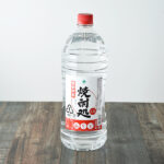 ファミリーマートの焼酎処20° 2.7Lを比較する。税込価格：1,199円。すっきりとした飲みやすさを実現した、ピュアな味わいが特徴の大容量甲類焼酎です。ジュースや炭酸、水割りなど、好みに合わせた様々な飲み方が楽しめます。 【アルコール度数：20％】。