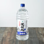 ファミリーマートの焼酎処25° 2.7Lを比較する。税込価格：1,386円。すっきりとした飲みやすさを実現した、ピュアな味わいが特徴の大容量甲類焼酎です。ジュースや炭酸、水割りなど、好みに合わせた様々な飲み方が楽しめます。 【アルコール度数：25％】。