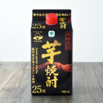 ファミリーマートの芋焼酎25°パック 900mlを比較する。税込価格：979円。鹿児島県産さつまいもを100％使用した本格芋焼酎です。蒸かし芋を思わせる甘い香りと、芳醇なコクとさつまいもの甘味が特徴です。ロックや水割りなど、様々な飲み方が楽しめます。 【アルコール度数：25％】。