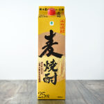 ファミリーマートの麦焼酎25°パック 1800mlを比較する。税込価格：1,298円。二条大麦を100％使用した本格麦焼酎です。麦の豊かな風味と芳醇な味わいが特徴です。ロックや水割り、炭酸割りなど、好みに合わせた様々な飲み方が楽しめます。 【アルコール度数：25%】。
