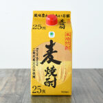 ファミリーマートの麦焼酎25°パック 900mlを比較する。税込価格：840円。二条大麦を100％使用した本格麦焼酎です。麦の豊かな風味と芳醇な味わいが特徴です。ロックや水割り、炭酸割りなど、好みに合わせた様々な飲み方が楽しめます。 【アルコール度数：25%】。