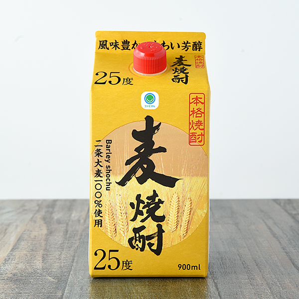 ファミリーマートの麦焼酎25°パック 900mlを比較する。税込価格：840円。二条大麦を100％使用した本格麦焼酎です。麦の豊かな風味と芳醇な味わいが特徴です。ロックや水割り、炭酸割りなど、好みに合わせた様々な飲み方が楽しめます。 【アルコール度数：25%】。