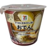 セブンイレブンの７プレミアム おでん（カップ）を比較する。税込価格：400円、カロリー：136kcal、1円あたりカロリー：0.34kcal/円、たんぱく質：12.6g、1円あたりたんぱく質：0.03g/円、脂質：7g、炭水化物：6.6g、糖質：4.7g、食物繊維：1.9g、食塩相当量：2.2g。かつおと昆布のうま味を感じられるカップおでんです。アレルギー：卵、小麦。