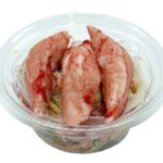 セブンイレブンのカニカマのコク旨スパゲティサラダを比較する。税込価格：300円、カロリー：275kcal、1円あたりカロリー：0.92kcal/円、たんぱく質：9.5g、1円あたりたんぱく質：0.03g/円、脂質：17.1g、炭水化物：21.4g、糖質：20.2g、食物繊維：1.2g、食塩相当量：2.3g。コクと旨味のあるマヨネーズソースにマスタードを加えた、深みのある味わいのスパゲティサラダです。アレルギー：卵、乳、小麦、かに。