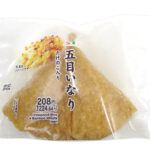 セブンイレブンの五目いなり たけのこ入りを比較する。税込価格：225円、カロリー：182kcal、1円あたりカロリー：0.81kcal/円、たんぱく質：5.4g、1円あたりたんぱく質：0.02g/円、脂質：3.7g、炭水化物：32.5g、糖質：31.1g、食物繊維：1.4g、食塩相当量：1.7g。人参、たけのこ、刻み揚げの入った彩りと食感の良いいなり寿司です。アレルギー：小麦。