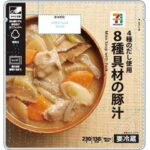 セブンイレブンの７プレミアム ８種具材の豚汁。税込価格：257円、カロリー：138kcal、たんぱく質：7.8g、脂質：8.5g、炭水化物：9.2g、糖質：6.2g、食物繊維：3g、食塩相当量：2.2g。豚肉と野菜のうま味が味わえる豚汁です。アレルギー：なし。