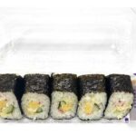 セブンイレブンのサラダ巻５巻を比較する。税込価格：562円、カロリー：433kcal、1円あたりカロリー：0.77kcal/円、たんぱく質：10g、1円あたりたんぱく質：0.02g/円、脂質：10.2g、炭水化物：77.2g、糖質：73.6g、食物繊維：3.6g、食塩相当量：4g。厚焼き玉子、胡瓜、ツナマヨネーズ、カニカマを巻いた５巻入りの巻き寿司です。アレルギー：卵、小麦、かに。