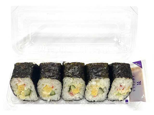 セブンイレブンのサラダ巻５巻を比較する。税込価格：562円、カロリー：433kcal、1円あたりカロリー：0.77kcal/円、たんぱく質：10g、1円あたりたんぱく質：0.02g/円、脂質：10.2g、炭水化物：77.2g、糖質：73.6g、食物繊維：3.6g、食塩相当量：4g。厚焼き玉子、胡瓜、ツナマヨネーズ、カニカマを巻いた５巻入りの巻き寿司です。アレルギー：卵、小麦、かに。