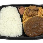 セブンイレブンのおかずが主役 ハンバーグ＆唐揚げ弁当を比較する。税込価格：594円、カロリー：634kcal、1円あたりカロリー：1.07kcal/円、たんぱく質：21.6g、1円あたりたんぱく質：0.04g/円、脂質：14.6g、炭水化物：104.7g、糖質：103.2g、食物繊維：1.5g、食塩相当量：4.6g。ハンバーグと唐揚げを盛り付けた、おかずが主役のお弁当です。アレルギー：卵、乳、小麦。