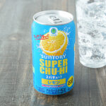 ファミリーマートのスーパーチューハイ レモン 350ml。税込価格：130円。レモンのフレッシュな果実感と食事にも合うスッキリとした味わいが特徴の「糖類ゼロ(*)・プリン体ゼロ(**)」の味にこだわったレモンチューハイです。 * g/100ml（食品表示基準による） ** 100mlあたりプリン体0.5mg未満 【アルコール度数：5％】。