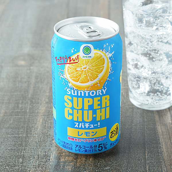 ファミリーマートのスーパーチューハイ レモン 350ml。税込価格：130円。レモンのフレッシュな果実感と食事にも合うスッキリとした味わいが特徴の「糖類ゼロ(*)・プリン体ゼロ(**)」の味にこだわったレモンチューハイです。 * g/100ml（食品表示基準による） ** 100mlあたりプリン体0.5mg未満 【アルコール度数：5％】。