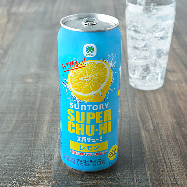 ファミリーマートのスーパーチューハイ レモン 500ml。税込価格：185円。レモンのフレッシュな果実感と食事にも合うスッキリとした味わいが特徴の「糖類ゼロ(*)・プリン体ゼロ(**)」の味にこだわったレモンチューハイです。 * g/100ml（食品表示基準による） ** 100mlあたりプリン体0.5mg未満 【アルコール度数：5％】。
