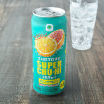 ファミリーマートのスーパーチューハイ グレープフルーツ 500ml。税込価格：185円。2種のグレープフルーツ果汁を使用した、爽やかな酸味と、食事にも合うすっきりとした味わいの両立を実現した「糖類ゼロ(*)・プリン体ゼロ(**)」の味にこだわったグレープフルーツチューハイです。 * g/100ml（食品表示基準による） ** 100mlあたりプリン体0.5mg未満 【アルコール度数：5％】。