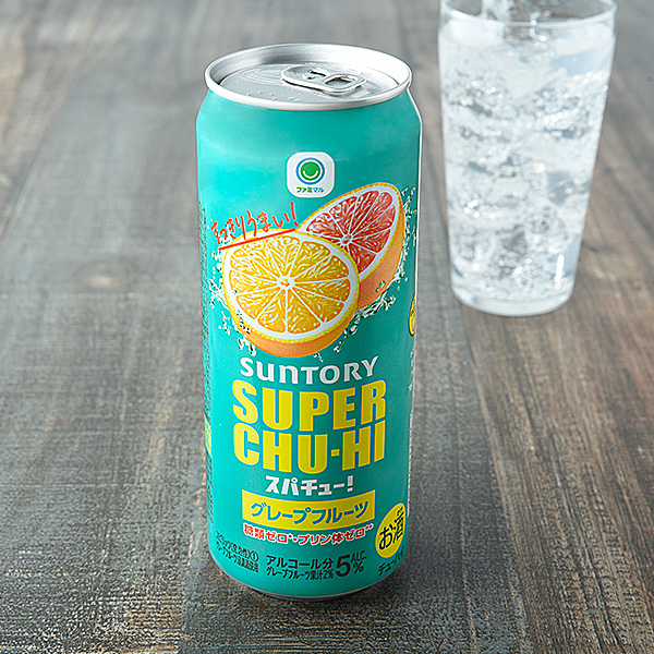 ファミリーマートのスーパーチューハイ グレープフルーツ 500ml。税込価格：185円。2種のグレープフルーツ果汁を使用した、爽やかな酸味と、食事にも合うすっきりとした味わいの両立を実現した「糖類ゼロ(*)・プリン体ゼロ(**)」の味にこだわったグレープフルーツチューハイです。 * g/100ml（食品表示基準による） ** 100mlあたりプリン体0.5mg未満 【アルコール度数：5％】。