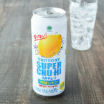 ファミリーマートのスーパーチューハイ 無糖レモン 500ml。税込価格：185円。果実感にこだわった、「甘味料不使用・糖類ゼロ(*)・プリン体ゼロ(**)」の無糖レモンチューハイです。食事に合うすっきりとしたドライな味わいが特徴です。 * g/100ml（食品表示基準による） ** 100mlあたりプリン体0.5mg未満 【アルコール度数：7％】。