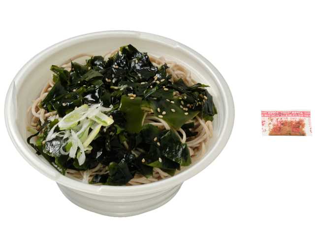 セブンイレブンのわかめそば。税込価格：410円、カロリー：278kcal、たんぱく質：17.7g、脂質：2.3g、炭水化物：48.5g、糖質：44.8g、食物繊維：3.7g、食塩相当量：4.8g。わかめとねぎが乗ったシンプルなお蕎麦です。つゆは鰹出汁の旨味と香りがしっかりと味わえる仕立てです。アレルギー：卵、小麦、そば。