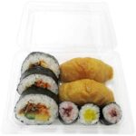 セブンイレブンの助六寿司を比較する。税込価格：518円、カロリー：399kcal、1円あたりカロリー：0.77kcal/円、たんぱく質：10.4g、1円あたりたんぱく質：0.02g/円、脂質：6.5g、炭水化物：77.3g、糖質：72.3g、食物繊維：5g、食塩相当量：4.1g。いなり寿司２個，太巻３巻，梅しそ細巻２巻，たくあん細巻を詰め合わせた助六寿司です。アレルギー：卵、小麦。