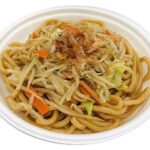 セブンイレブンのちゅるもち麺の醤油焼うどんを比較する。税込価格：583円、カロリー：555kcal、1円あたりカロリー：0.95kcal/円、たんぱく質：14.8g、1円あたりたんぱく質：0.03g/円、脂質：11.5g、炭水化物：101.9g、糖質：94.1g、食物繊維：7.8g、食塩相当量：5.8g。醤油と出汁で炒めた、香ばしくもちもち食感の麺が特長の焼うどんです。アレルギー：卵、小麦。