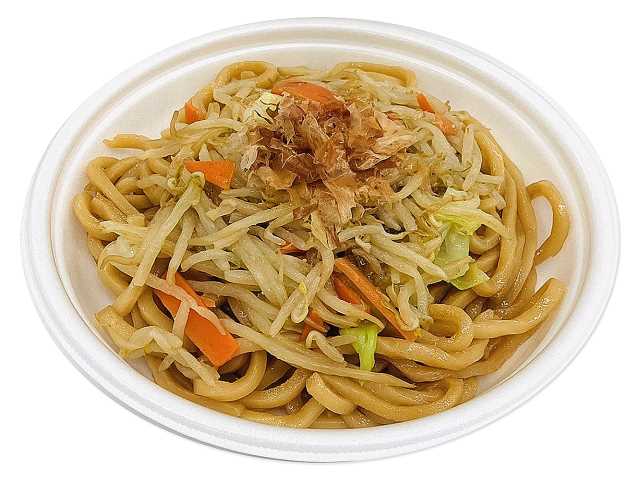 セブンイレブンのちゅるもち麺の醤油焼うどんを比較する。税込価格：583円、カロリー：555kcal、1円あたりカロリー：0.95kcal/円、たんぱく質：14.8g、1円あたりたんぱく質：0.03g/円、脂質：11.5g、炭水化物：101.9g、糖質：94.1g、食物繊維：7.8g、食塩相当量：5.8g。醤油と出汁で炒めた、香ばしくもちもち食感の麺が特長の焼うどんです。アレルギー：卵、小麦。
