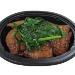 セブンイレブンのレバニラを比較する。税込価格：430円、カロリー：324kcal、1円あたりカロリー：0.75kcal/円、たんぱく質：29.4g、1円あたりたんぱく質：0.07g/円、脂質：11.7g、炭水化物：25.9g、糖質：24.4g、食物繊維：1.5g、食塩相当量：2.1g。中華惣菜の定番「レバニラ」です。レバーとニラをオイスターソースで濃いめに味付けした、おかずにもおつまみにもなるお惣菜です。アレルギー：乳、小麦。