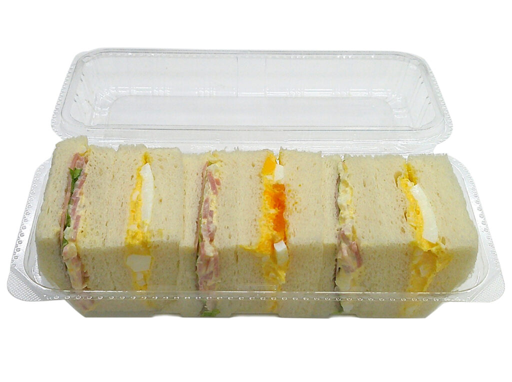 セブンイレブンのひとくちボックス（ハム＆たまご）を比較する。税込価格：400円、カロリー：340kcal、1円あたりカロリー：0.85kcal/円、たんぱく質：12.2g、1円あたりたんぱく質：0.03g/円、脂質：17.5g、炭水化物：34.4g、糖質：32.5g、食物繊維：1.9g、食塩相当量：1.5g。ひとくちサイズで食べやすく、持ち運びにも便利な形態が特長です。原材料高騰により、価格を３５０円（税抜）から３７０円（税抜）に変更させていただきます。アレルギー：卵、乳、小麦。
