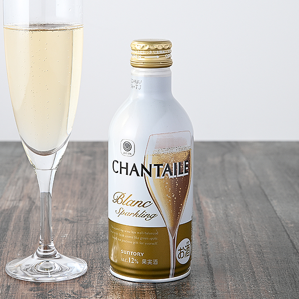 ファミリーマートのシャンテール スパークリング ブラン 280mlを比較する。税込価格：348円。手軽で飲みやすいボトル缶スパークリングワインです。 程よい熟成感を楽しめる“やや辛口”タイプで、青リンゴを思わせるフレッシュな香りと爽快な酸味が特徴です。 【アルコール度数：12%】。