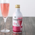 ファミリーマートのシャンテール スパークリング ロゼ 280mlを比較する。税込価格：348円。手軽で飲みやすいボトル缶スパークリングワインです。 “ほのかな甘口”タイプで、ストロベリーを思わせる甘い香りと優しい甘さが特徴です。 【アルコール度数：12%】。