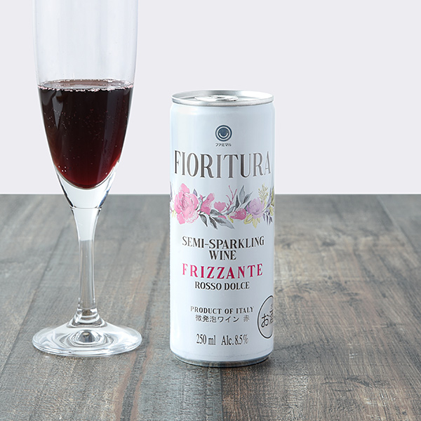 ファミリーマートのフィオリトゥーラ 250mlを比較する。税込価格：398円。手軽で飲みやすい、スパークリング缶ワインです。イタリアを代表する品種のランブルスコで造られた赤の甘口タイプで、カシスのような香りと果実味豊かな味わいが特徴です。 【アルコール度数：8.5%】。