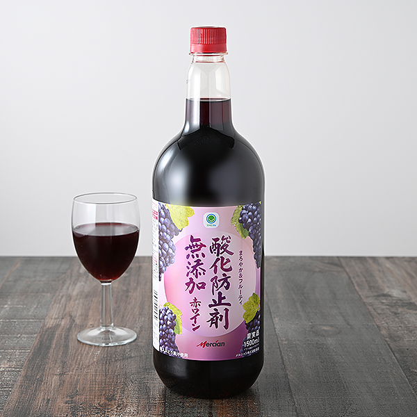 ファミリーマートの酸化防止剤無添加 赤ワイン 1500mlを比較する。税込価格：968円。酸化防止剤を使用せずに国内で醸造した赤ワインです。ぶどうの甘い香り、渋みを少なくしたまろやかさとぶどう由来のフルーティさが特徴です。 【アルコール度数：11%】。