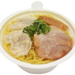 セブンイレブンの塩ラーメン ワンタン入を比較する。税込価格：594円、カロリー：480kcal、1円あたりカロリー：0.81kcal/円、たんぱく質：19.5g、1円あたりたんぱく質：0.03g/円、脂質：9.8g、炭水化物：79.7g、糖質：77g、食物繊維：2.7g、食塩相当量：6.2g。鶏や豚、魚介の旨味を効かせた深みのある塩スープに、つるっとした食感のワンタンを組合わせたラーメンです｡。アレルギー：卵、乳、小麦。