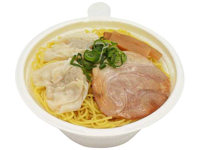 セブンイレブンの塩ラーメン ワンタン入を比較する。税込価格：594円、カロリー：480kcal、1円あたりカロリー：0.81kcal/円、たんぱく質：19.5g、1円あたりたんぱく質：0.03g/円、脂質：9.8g、炭水化物：79.7g、糖質：77g、食物繊維：2.7g、食塩相当量：6.2g。鶏や豚、魚介の旨味を効かせた深みのある塩スープに、つるっとした食感のワンタンを組合わせたラーメンです｡。アレルギー：卵、乳、小麦。