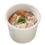 セブンイレブンのコクと旨味の豚汁を比較する。税込価格：354円、カロリー：182kcal、1円あたりカロリー：0.51kcal/円、たんぱく質：7.9g、1円あたりたんぱく質：0.02g/円、脂質：11.2g、炭水化物：14.3g、糖質：10.4g、食物繊維：3.9g、食塩相当量：3.1g。合わせ味噌を使用した風味豊かでコク深い、具材感のある豚汁です。アレルギー：小麦。