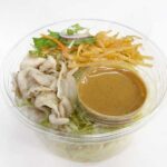 セブンイレブンの上州麦豚使用 豚しゃぶラーメンサラダを比較する。税込価格：430円、カロリー：402kcal、1円あたりカロリー：0.94kcal/円、たんぱく質：13.8g、1円あたりたんぱく質：0.03g/円、脂質：16.3g、炭水化物：51.8g、糖質：48.3g、食物繊維：3.5g、食塩相当量：3.1g。上州麦豚の豚しゃぶとサラダを、ごまポン酢で食べるラーメンサラダです。アレルギー：卵、小麦。