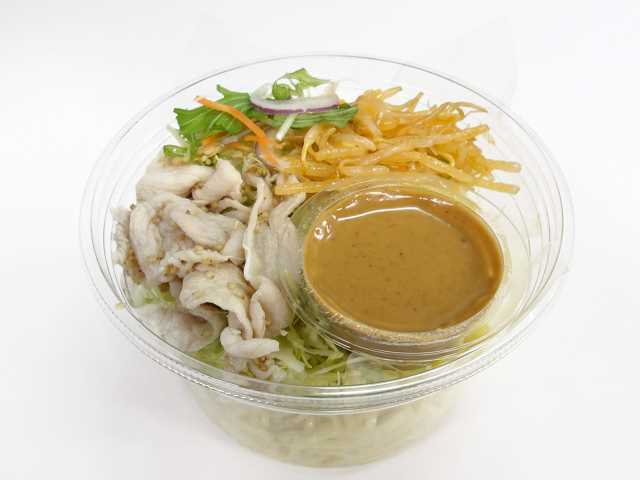 セブンイレブンの上州麦豚使用 豚しゃぶラーメンサラダを比較する。税込価格：430円、カロリー：402kcal、1円あたりカロリー：0.94kcal/円、たんぱく質：13.8g、1円あたりたんぱく質：0.03g/円、脂質：16.3g、炭水化物：51.8g、糖質：48.3g、食物繊維：3.5g、食塩相当量：3.1g。上州麦豚の豚しゃぶとサラダを、ごまポン酢で食べるラーメンサラダです。アレルギー：卵、小麦。