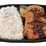 セブンイレブンのチキンかつ弁当を比較する。税込価格：700円、カロリー：766kcal、1円あたりカロリー：1.09kcal/円、たんぱく質：27.2g、1円あたりたんぱく質：0.04g/円、脂質：23.6g、炭水化物：112.9g、糖質：109.4g、食物繊維：3.5g、食塩相当量：4.3g。肉の旨みを感じられるチキンかつ弁当です。アレルギー：卵、小麦。