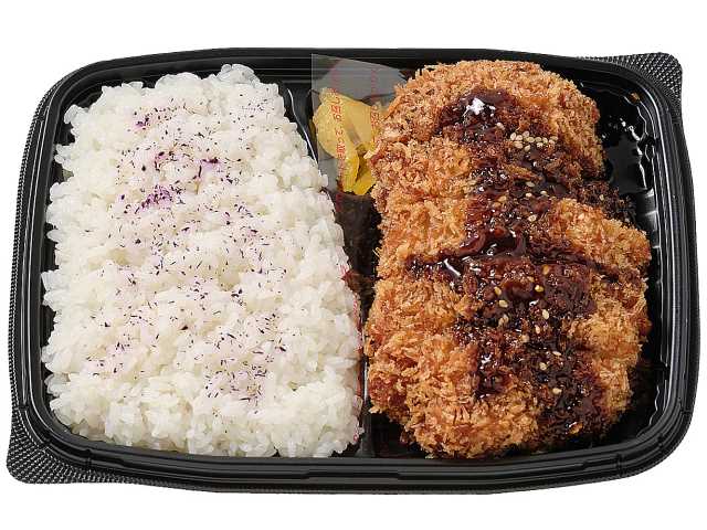 セブンイレブンのチキンかつ弁当を比較する。税込価格：700円、カロリー：766kcal、1円あたりカロリー：1.09kcal/円、たんぱく質：27.2g、1円あたりたんぱく質：0.04g/円、脂質：23.6g、炭水化物：112.9g、糖質：109.4g、食物繊維：3.5g、食塩相当量：4.3g。肉の旨みを感じられるチキンかつ弁当です。アレルギー：卵、小麦。