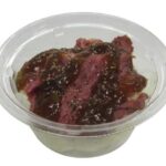 セブンイレブンのポテトサラダとローストビーフ 雪熟成じゃがいも使用を比較する。税込価格：365円、カロリー：197kcal、1円あたりカロリー：0.54kcal/円、たんぱく質：5.4g、1円あたりたんぱく質：0.01g/円、脂質：10.4g、炭水化物：21.3g、糖質：19.7g、食物繊維：1.6g、食塩相当量：1.3g。雪熟成じゃがいもを使用したクリームチーズソース入りのポテトサラダに、ローストビーフとグレービーソースを組み合わせました。アレルギー：卵、乳、小麦。
