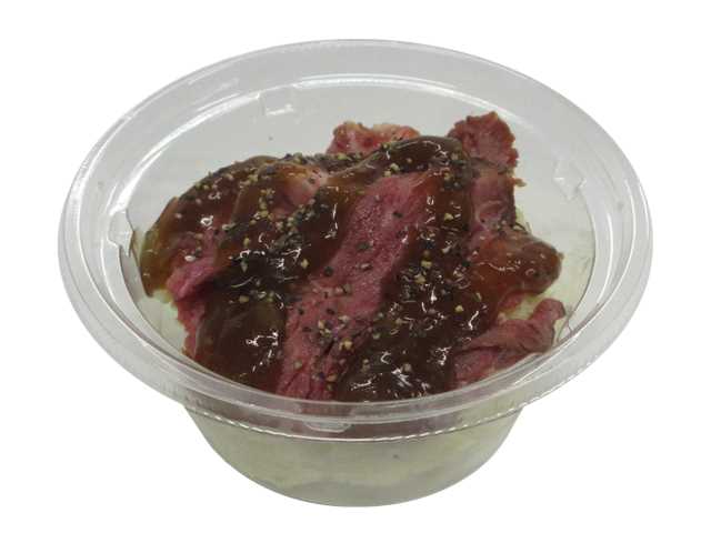 セブンイレブンのポテトサラダとローストビーフ 雪熟成じゃがいも使用を比較する。税込価格：365円、カロリー：197kcal、1円あたりカロリー：0.54kcal/円、たんぱく質：5.4g、1円あたりたんぱく質：0.01g/円、脂質：10.4g、炭水化物：21.3g、糖質：19.7g、食物繊維：1.6g、食塩相当量：1.3g。雪熟成じゃがいもを使用したクリームチーズソース入りのポテトサラダに、ローストビーフとグレービーソースを組み合わせました。アレルギー：卵、乳、小麦。